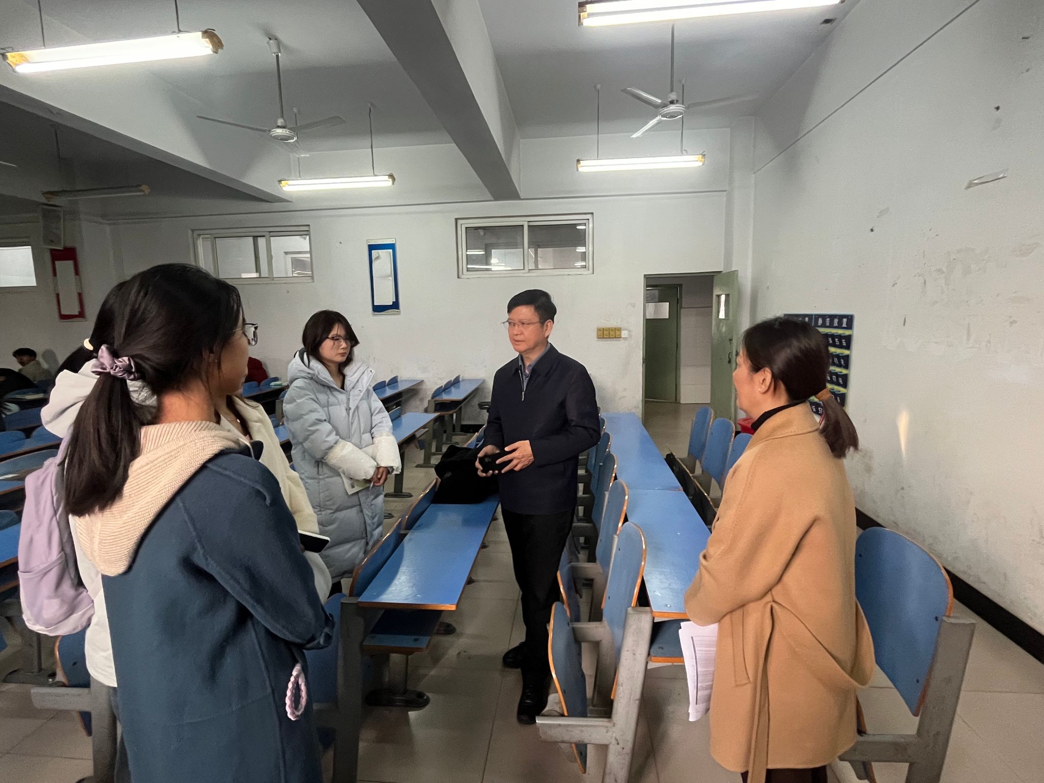 公司党委副书记、工会主席梁予昉带队深入思政课堂听课调研